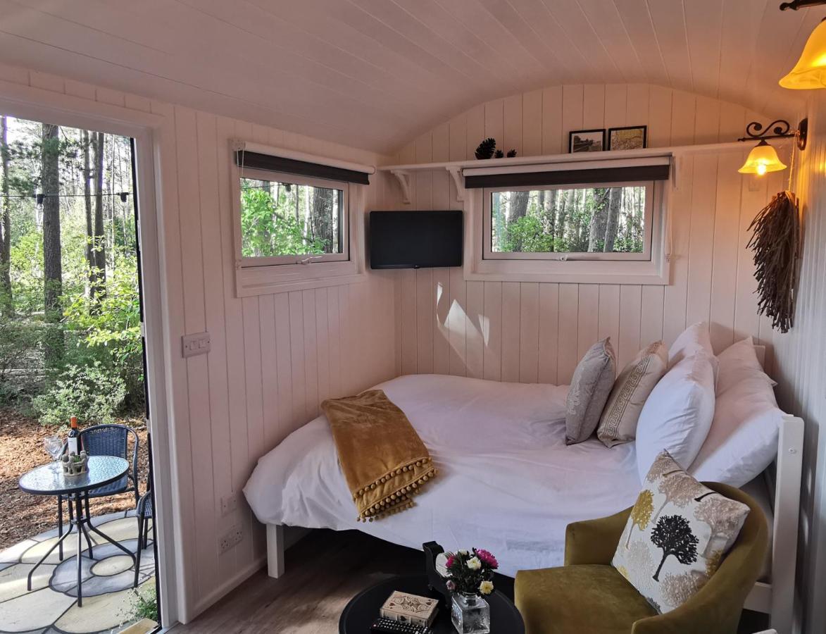 Forest Heath Shepherd'S Huts Ringwood Exterior photo