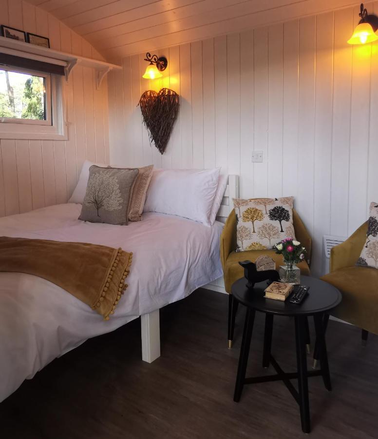 Forest Heath Shepherd'S Huts Ringwood Exterior photo